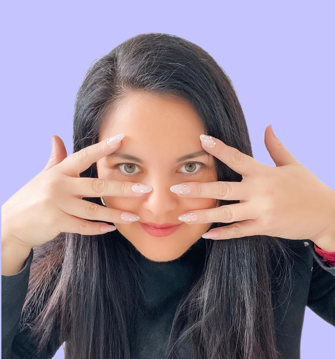 Mujer luciendo uñas press on